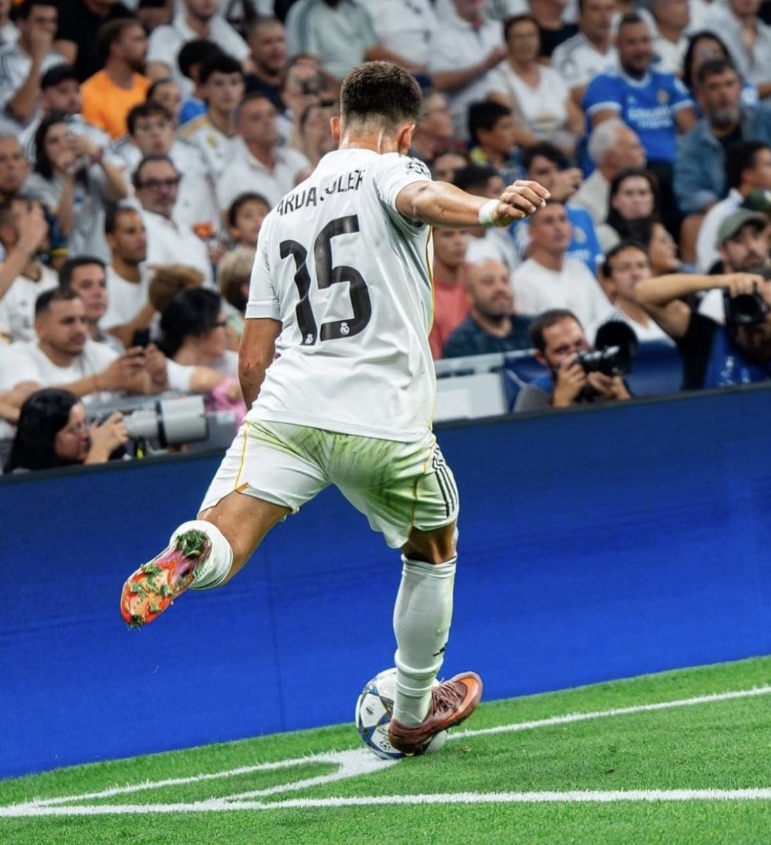 Otra cosa no sé, pero Arda Güler tiene un guante en esa zurda, qué barbaridad de balones pone.