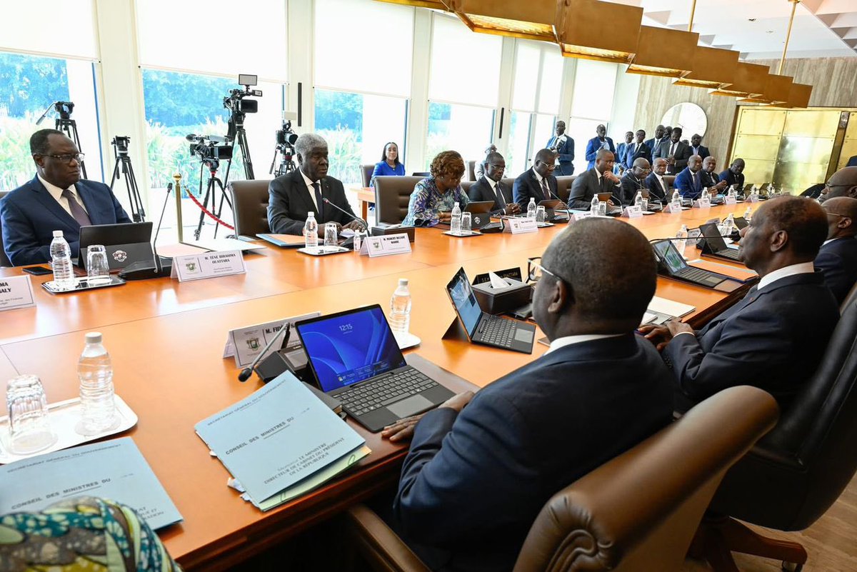 NialeKaba_Off's tweet photo. C’est avec honneur et un profond sens des responsabilités que j’ai pris part au premier Conseil des ministres présidé par le Chef de l’État, Son Excellence Monsieur @AOuattara_PRCI, en présence du Premier ministre, Monsieur @DrBeugreMambe, et des membres du nouveau Gouvernement.🇨🇮

Avec humilité, engagement et célérité, nous nous mettrons résolument au travail pour la mise en œuvre rigoureuse de la feuille de route présidentielle.

Je souhaite plein succès à l’ensemble des membres du Gouvernement, dans l’unité, la solidarité et l’esprit de service au profit de notre chère 🇨🇮.
#NialéKaba