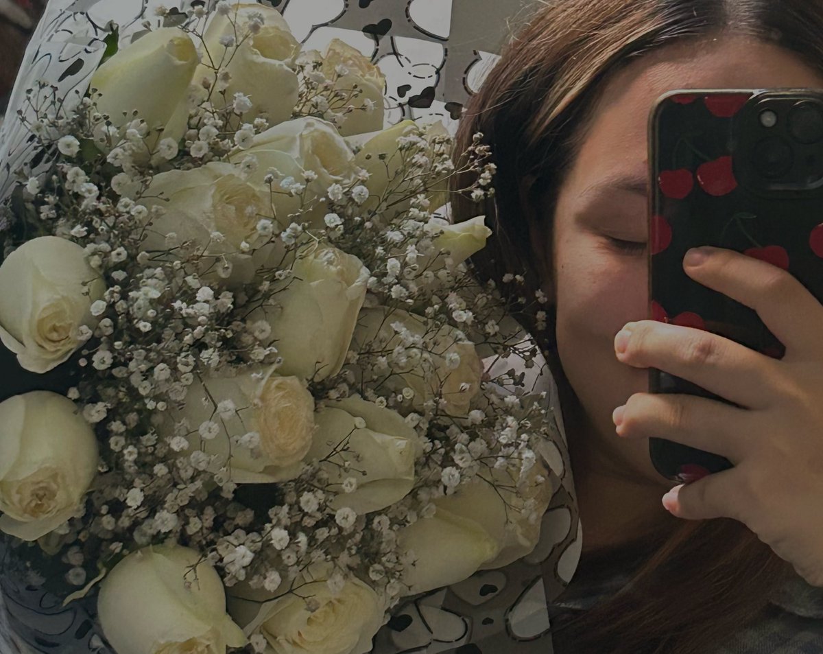 YelyM03's tweet photo. 24-01-26, 7am y desperté con las mismas flores que estaban por toda mi boda.
1er añito de casados con el amor de mi vida❤️‍🩹 https://t.co/IZGtZdBkW1