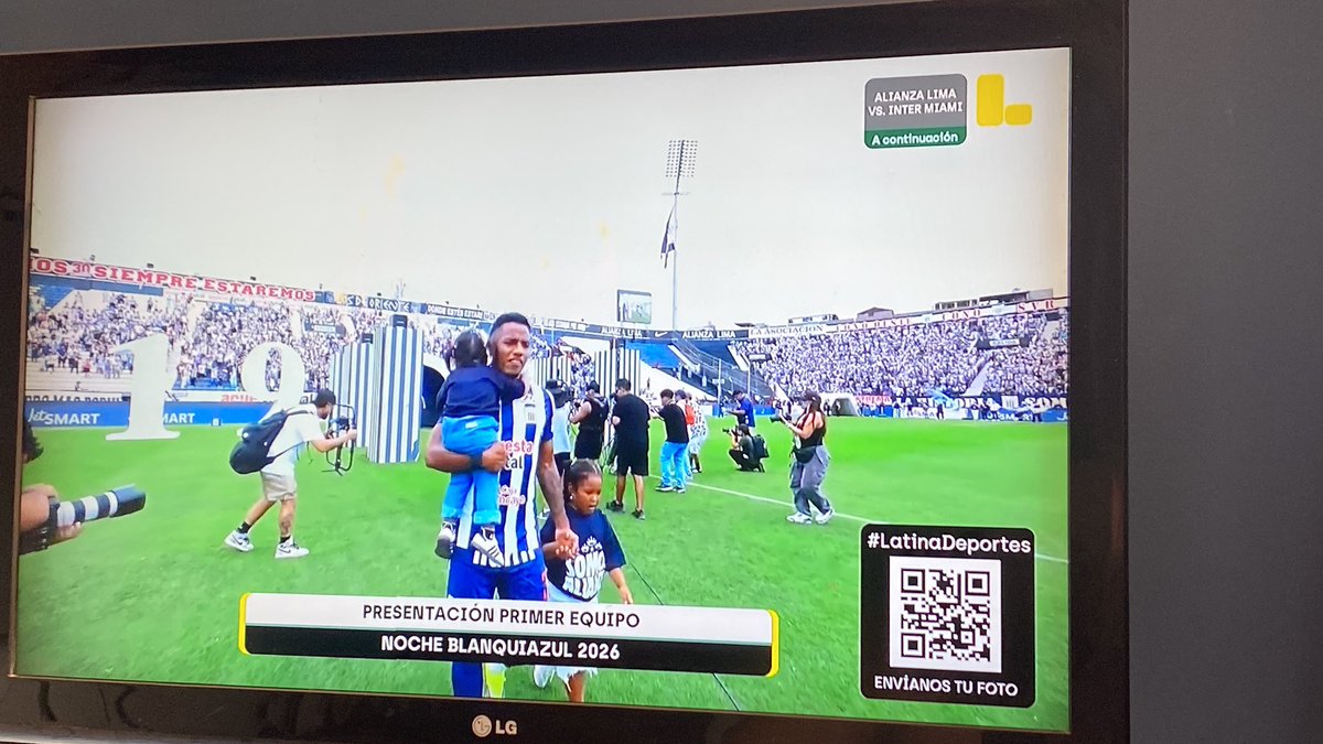 josephguecru's tweet photo. Como era de esperarse presentaron a todos de una, para evitar las pifias.
#AlianzaLima 
#ULTIMAHORA 
#grone 
#Universitario https://t.co/ZLxrUwCbLl