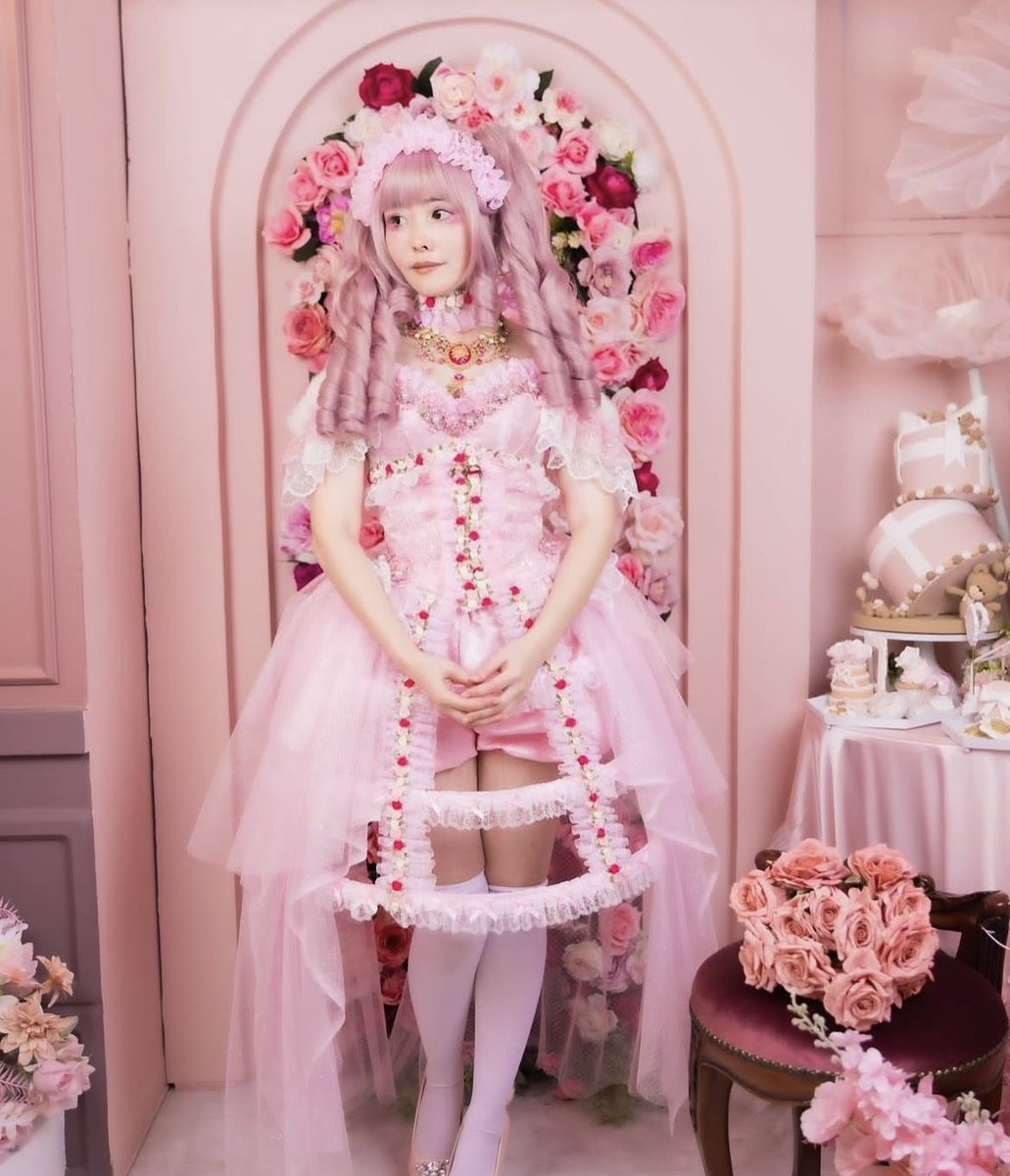 砂糖菓子みたいな淡いピングが基調の甘さ全ドレス✨
だけど、あえて鳥籠スカートの骨を見せて
儚さや悲しい雰囲気も出してみました
ピンクの縦ロールウィッグは
私の中で珍しかったので最高だなって思って合わせました🙌
勿論自分でつくったよ☺️
撮影はしんさん
ネックレスはロマンチカさん