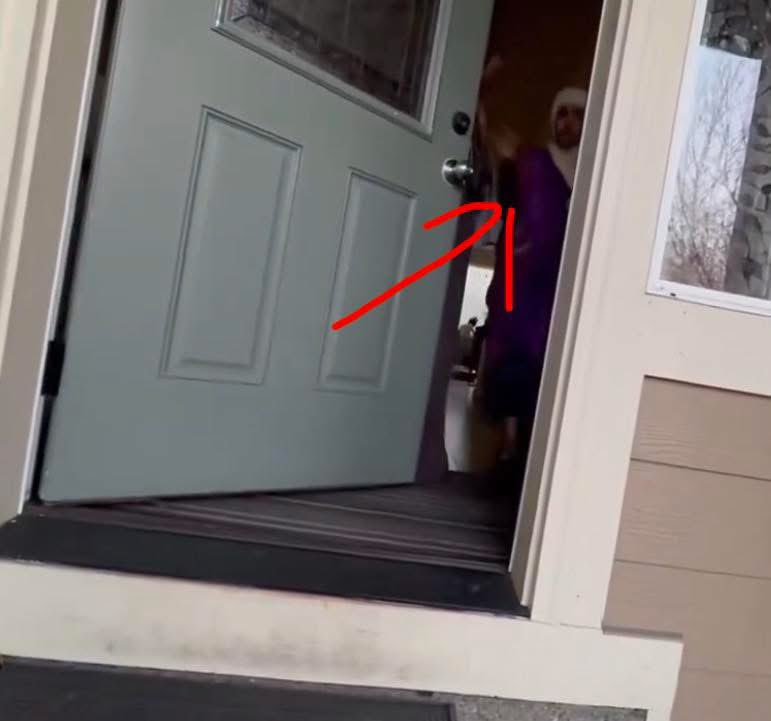 ntgcapital's tweet photo. Cam Higby investigates a Somalian owned daycare in Columbus Ohio that has received $100,000 just since July for only 3 kids

It’s just a residential home…. The woman who opens the door freaks out and slams the door on him

They have another location that also got $100,000 just since July 😳