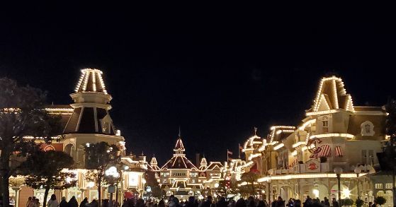 PandaPhilPlays's tweet photo. I have been spending the last several days at Disneyland Paris. First time with our son and probably the most magical visit we have had here ❤️ https://t.co/5yhIBPcnJs