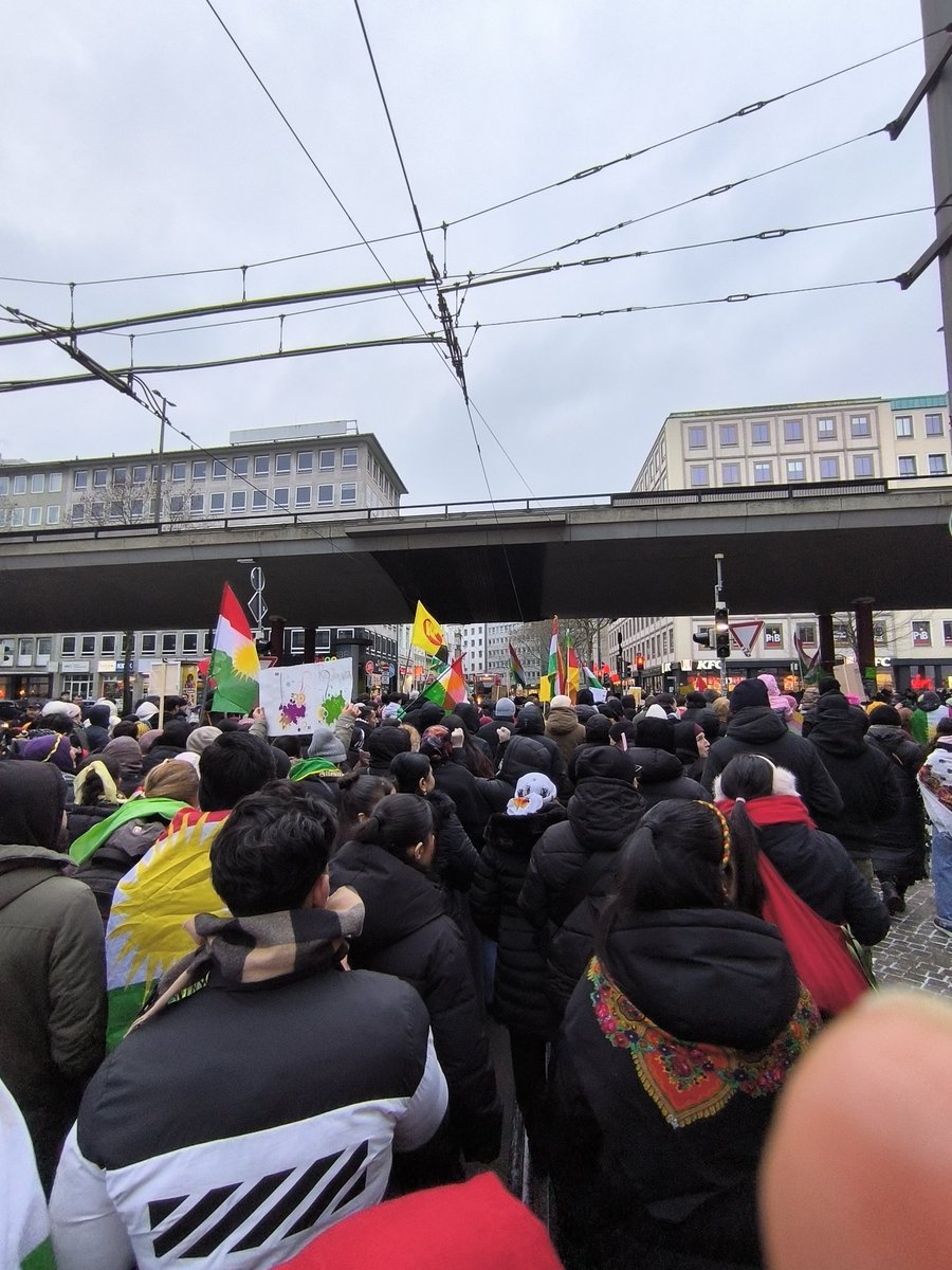 Îro cara yekem e kû hemû partî û rêxistinên kurdên Bremen ê li hev civiyan.
Bi yek deng, bi yek dil, bi yek stran gotin:
“Yek e yek e yek e, gelê kurd yek e” ✊
#DefendRojava 
#Rojava
