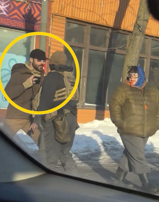 PiensaPrensa's tweet image. Alex Jeffrey Pretti ha sido identificado como el hombre de 37 años que fue asesinado a tiros por agentes de la Patrulla Fronteriza y del Servicio de Inmigración y Control de Aduanas (ICE) durante procedimiento hoy en Minneapolis, Minnesota.
Pretti no tenía antecedentes penales y…