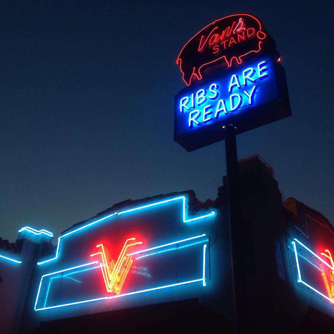 Oh, look. It's a sign of where you should get dinner tonight! 😆

📍 5 locations in Oklahoma
🐖 Order takeout or delivery: ow.ly/qWNv50XLA8q