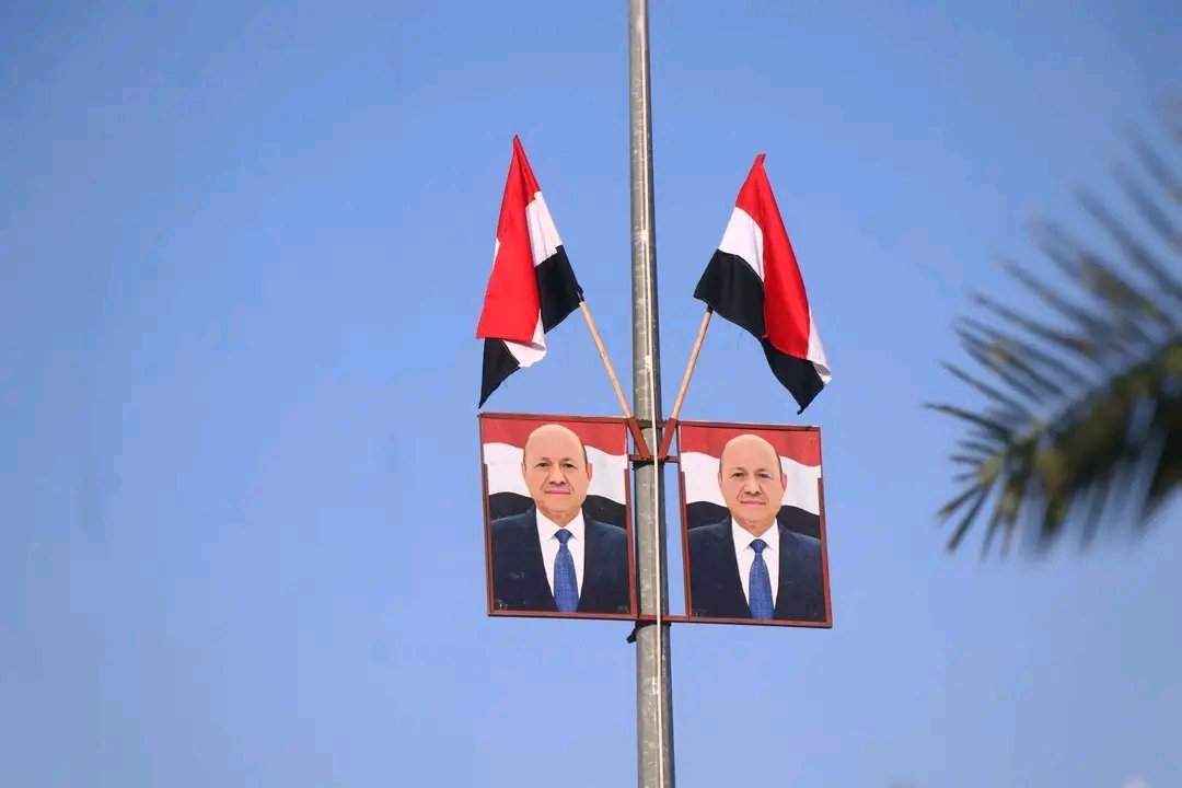 رفع صورة رئيس مجلس القيادة ليس مزاجا ولا دعاية بل احترام للدولة ورمزها والعيب الحقيقي هو الانتقاص من رموزها تحت أي ذريعة، تعلمو من مأرب فهي تقدم نموذج الدولة في اجمل صورة.