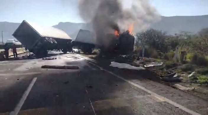 TrianguloRojo01's tweet photo. 🚨🚧🚨🚧🚨🚧🚨

Se registra fuerte accidente sobre la autopista Puebla-Orizaba a la altura del kilómetro 246 con dirección a Veracruz, rapiña en el lugar. Tome sus precauciones y atienda indicaciones viales. https://t.co/sQXmyVpiNg