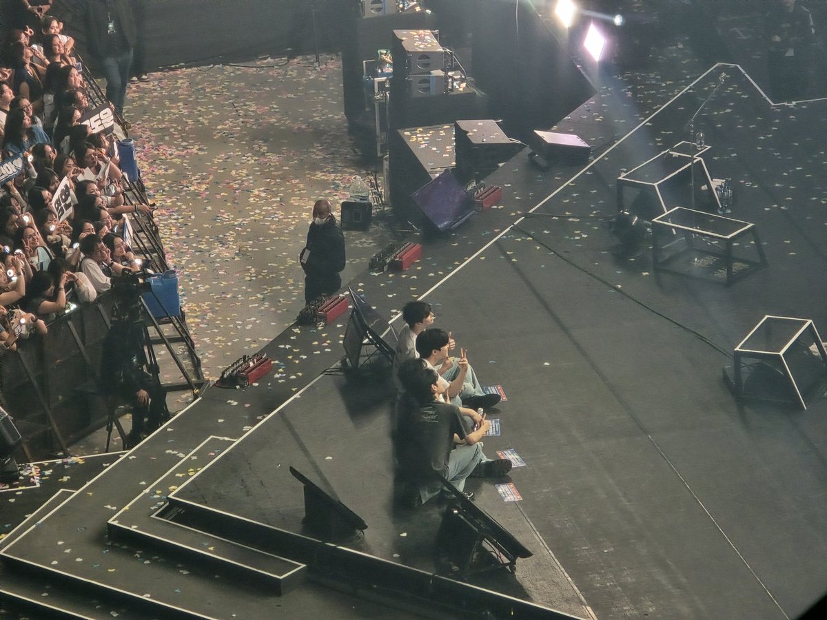annyeonghoshi's tweet photo. starting year 2026 with day6 ❤️‍🔥🥹

@day6official
#TheDECADEinManila
#DAY6inManila https://t.co/aqigqth7mT