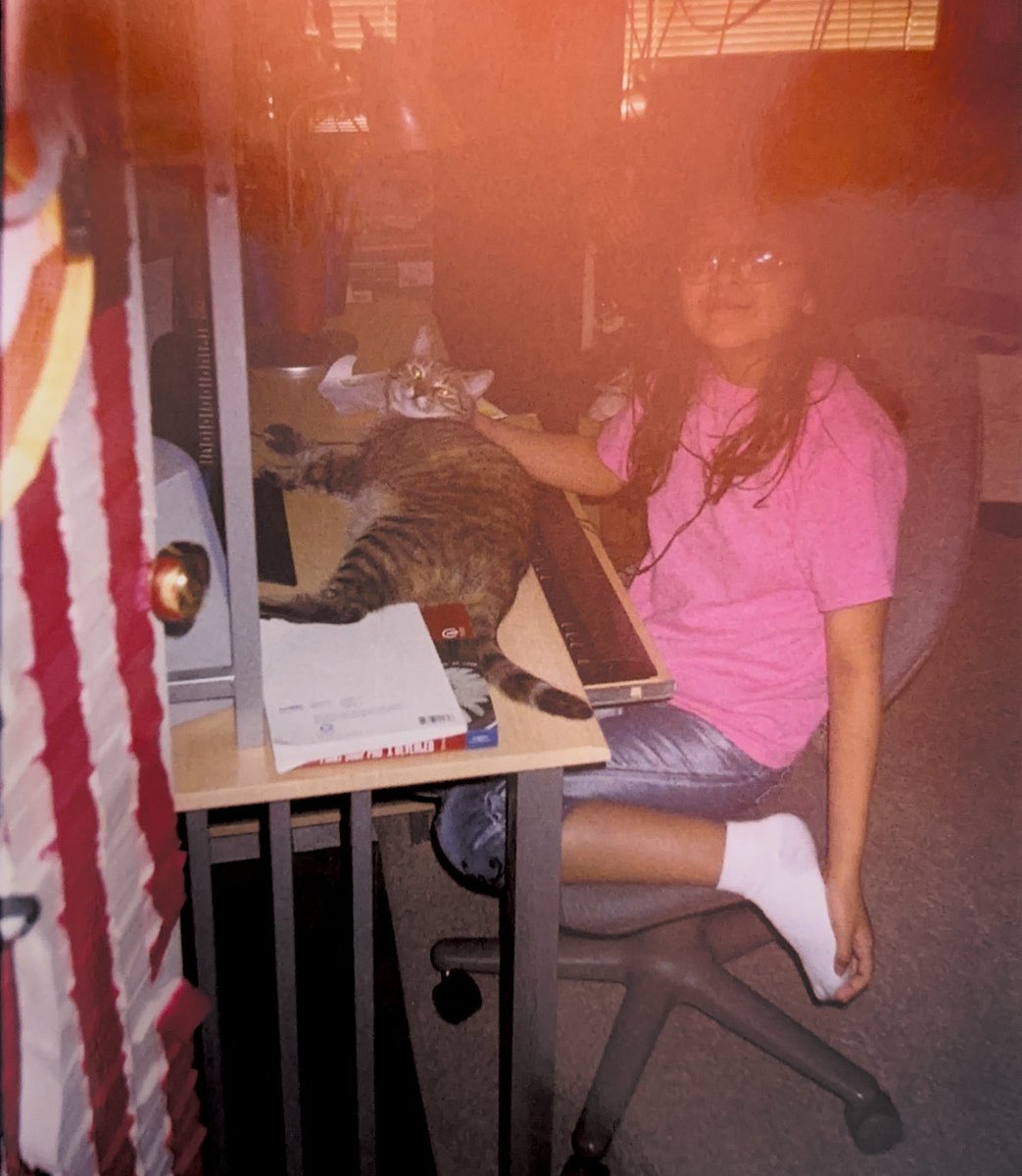 j_loo00's tweet image. Me chilling with my cat circa 2006ish! She lived to be 20 years old 🩷🐱