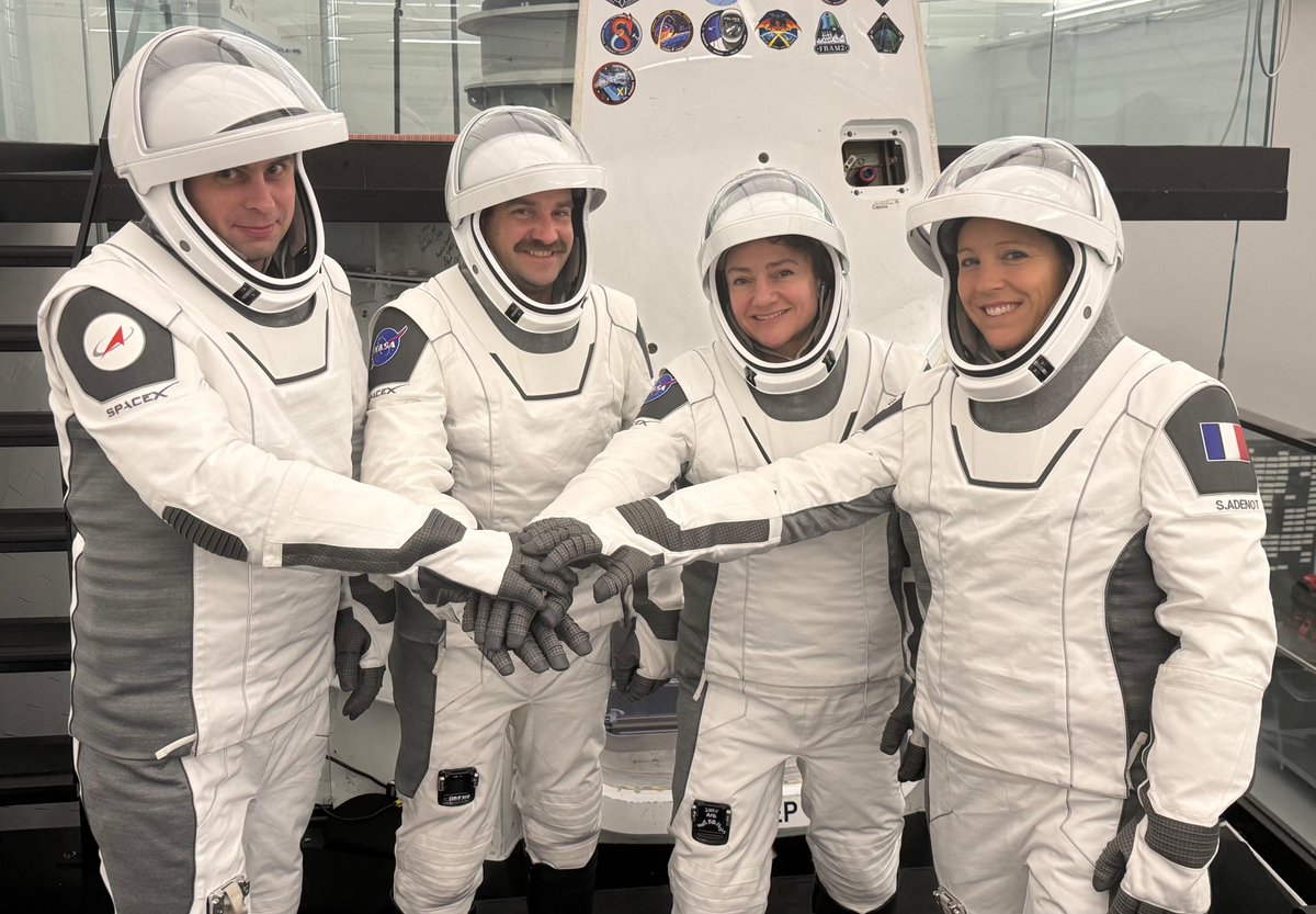 #Crew12 Nous avons réussi nos examens finaux sur Dragon ! Youpiiii ! 
Cette semaine marquait la fin de notre entraînement Dragon, et donc de très nombreuses heures passées en simulateur !
Nous avons aussi effectué des simulations conjointes avec MCC-H et MCC-X, qui valident que