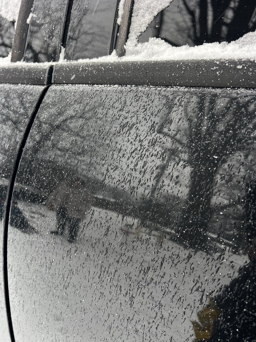 Freezing rain starting to stick here in Hendersonville TN <a href="/ryanhallyall/">Ryan Hall, Y’all</a> <a href="/NashSevereWx/">NashSevereWx</a> <a href="/SumnerSevereWx/">SumnerSevereWx</a>