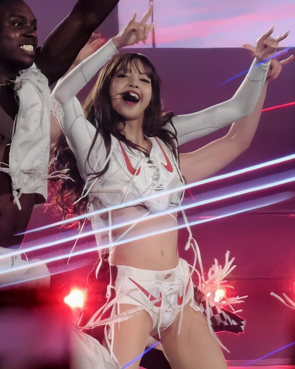 ComplexSneakers's tweet image. BLACKPINK’s Lisa hit the stage in a custom Nike Gato sneaker outfit in Hong Kong 🎤🔥

📸: (IG) ubeautyhk