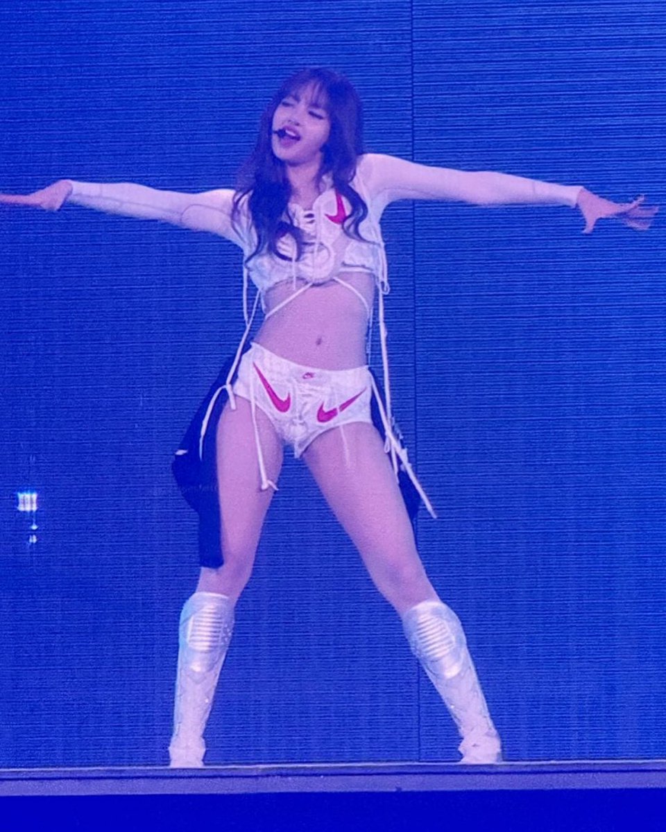 ComplexSneakers's tweet image. BLACKPINK’s Lisa hit the stage in a custom Nike Gato sneaker outfit in Hong Kong 🎤🔥

📸: (IG) ubeautyhk