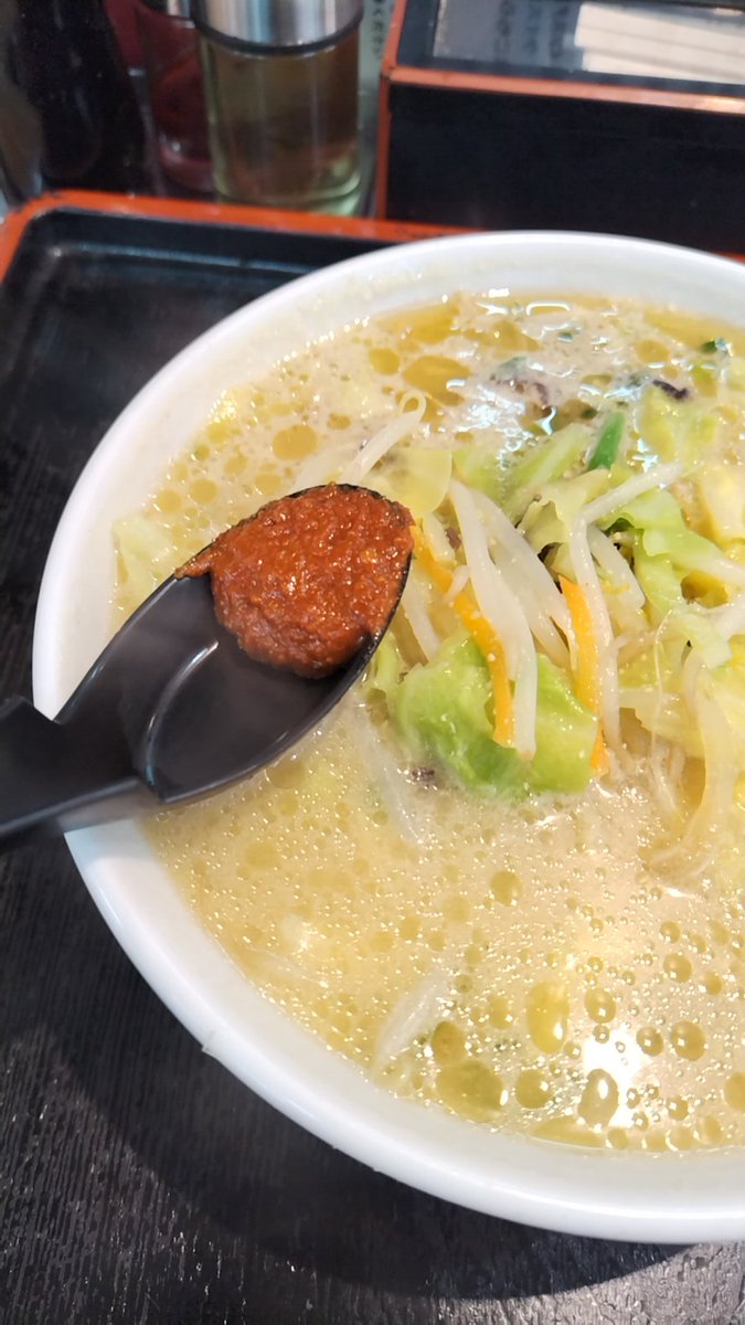 ComJasu's tweet image. 1/24土曜日は
嬉しい休日出勤でした！🙌
お昼ご飯は、今は無き渓流ラーメン系の
味噌ラーメンが食べたくなって
村井家さんへ。
野菜の甘味と白味噌のクリーミーなスープが美味しい！と、言うか個人的に懐かしい。
ご馳走様でしたっ！🙌
#村井家
#渓流ラーメン
#ラーメン好きと繫がりたい
#味噌ラーメン