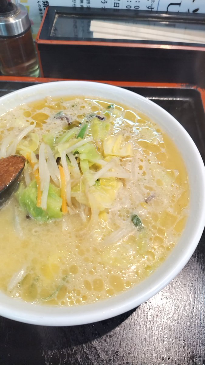 ComJasu's tweet image. 1/24土曜日は
嬉しい休日出勤でした！🙌
お昼ご飯は、今は無き渓流ラーメン系の
味噌ラーメンが食べたくなって
村井家さんへ。
野菜の甘味と白味噌のクリーミーなスープが美味しい！と、言うか個人的に懐かしい。
ご馳走様でしたっ！🙌
#村井家
#渓流ラーメン
#ラーメン好きと繫がりたい
#味噌ラーメン