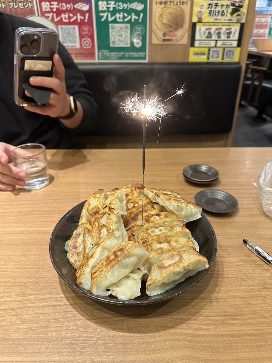 餃子二点 今月誕生日だったので、昨夜は歳の数の餃子🤣🤣🤣 やっぱ安定のおいしさ‼️