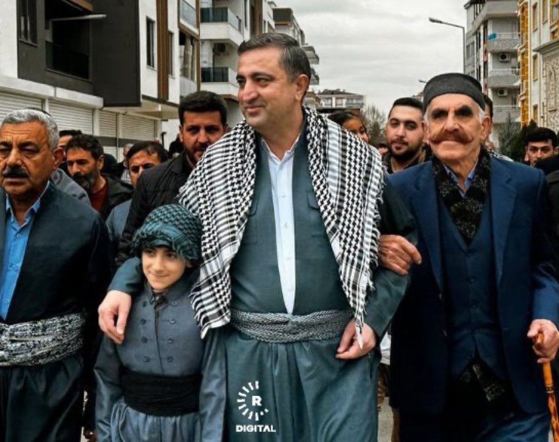 HÜDA PAR Batman Milletvekili Serkan Ramanlı, milletvekili maaşını Afrin ve Kobani'deki savaş mağduru Kürtlere bağışladığını duyurdu:

Kardeşlerimiz yalnız değildir.