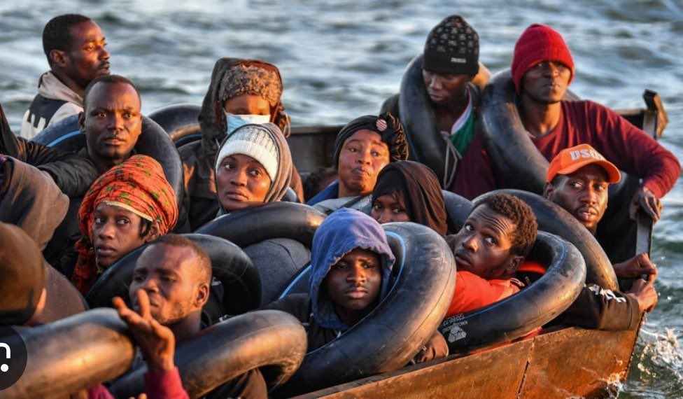 Tanguy_Cornec's tweet photo. @Trump_Fact_News Après avoir importé en masse des con-sommateurs avides de tout, grâce aux gouvernements infiltrés par leurs marionnettes #WEFDavos , les #BlackRock font volte-face brutalement! Peur que leur système d’immigration de masse leur pète à la gueule?… https://t.co/blF6Pklpft