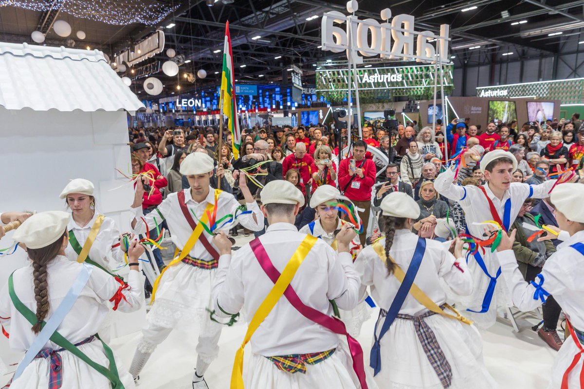 lariojaturismo's tweet photo. 🎶 ✨Los Danzadores de San Millán de la Cogolla han llenado de tradición y emoción la presentación de la VII Edición de la Vuelta a España Movimiento Ultreya aportando identidad a una cita que ha puesto en valor a La Rioja como destino para el turismo deportivo.

#LaRiojaTurismo https://t.co/u4HCvVqZZW