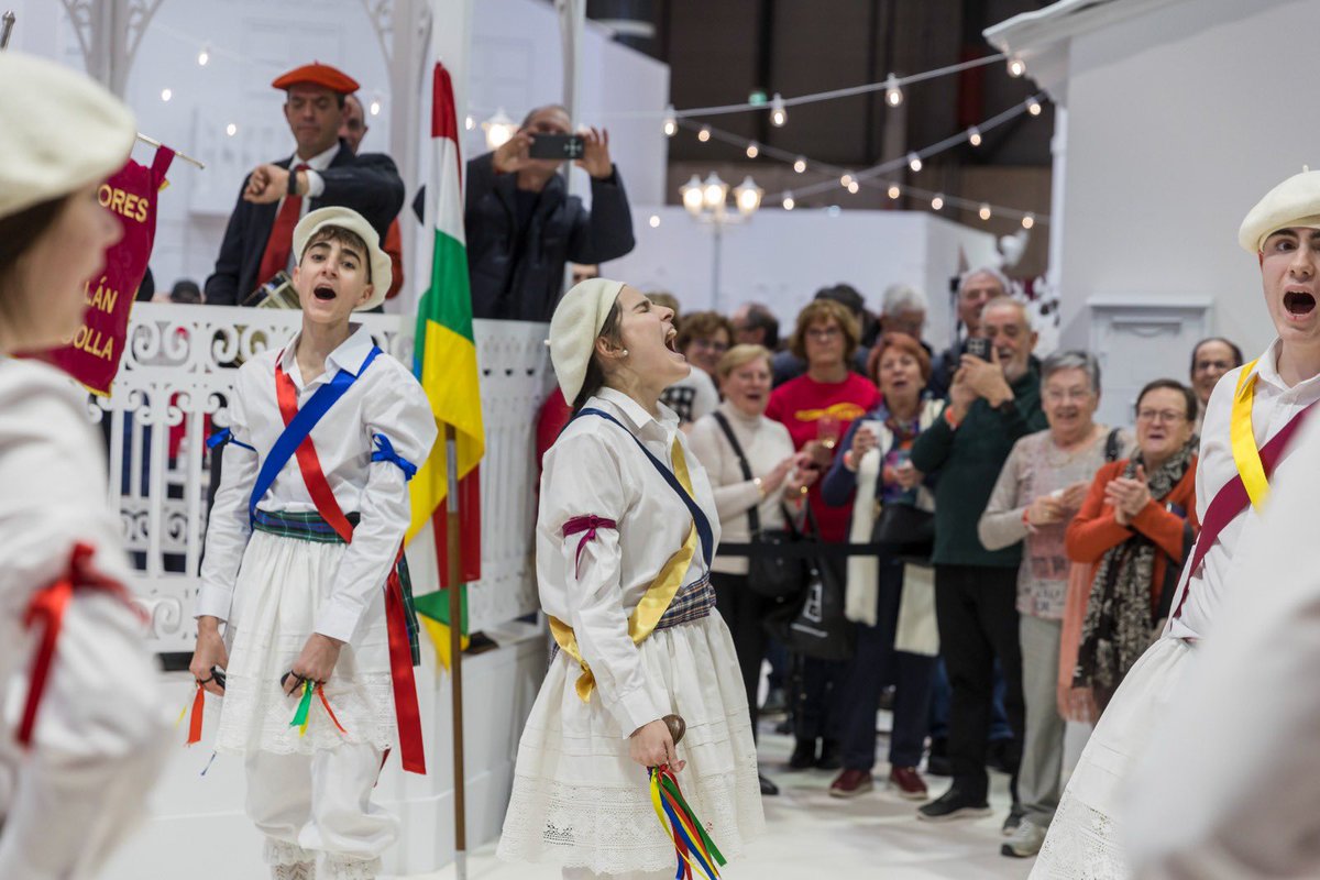 lariojaturismo's tweet photo. 🎶 ✨Los Danzadores de San Millán de la Cogolla han llenado de tradición y emoción la presentación de la VII Edición de la Vuelta a España Movimiento Ultreya aportando identidad a una cita que ha puesto en valor a La Rioja como destino para el turismo deportivo.

#LaRiojaTurismo https://t.co/u4HCvVqZZW