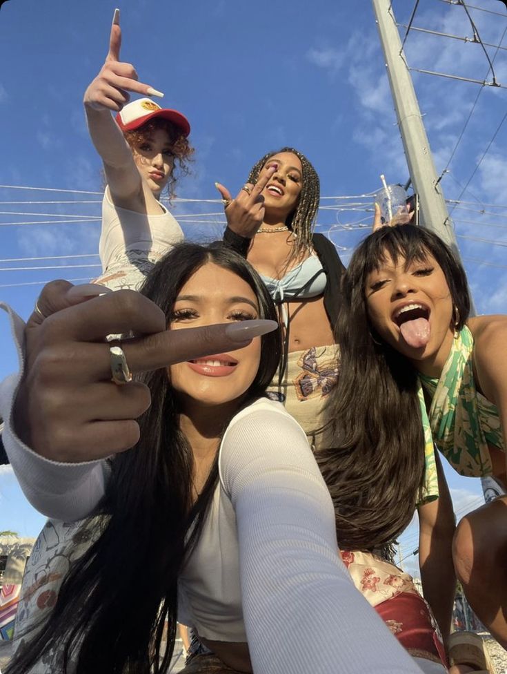 pov: ur a loser finpiggy who only exists to fund hot brats 🤍🖕 

catfish findom feet asian scam brats teen ripoff flipoff femdom humanatm