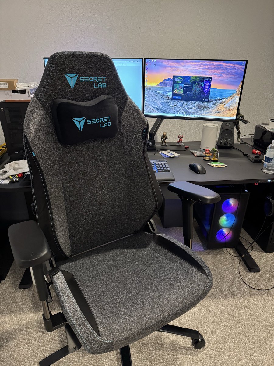 Broadbandit's tweet photo. Love my new chair upgrade! https://t.co/yAyWovDmRw