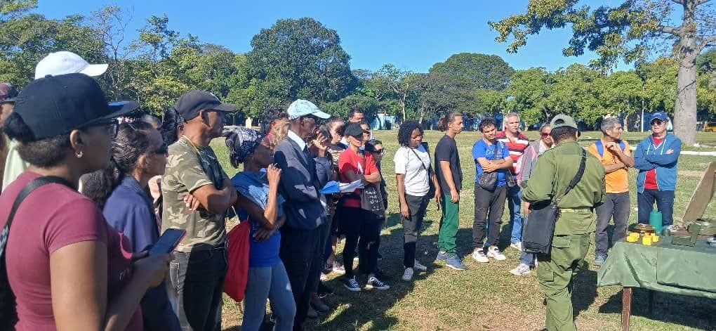 🇨🇺✊🏻Participación activa de estudiantes y trabajadores de la <a href="/univrsdadvarona/">Universidad de Ciencias Pedagógicas E. J. Varona</a> en el Día Nacional de la Defensa. 

ℹ️📷 #UCPEJV 
#Cuba #CubaEstáFirme 
#100AñosConFidel