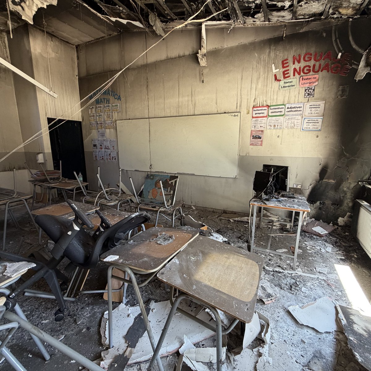 nicomedinapa's tweet photo. 🚨Así quedó la escuela Punta de Parra en #Tomé 2 años alcanzó a funcionar. Pérdida total. Costó más de 10 años su moderna construcción. Las mamás temen por la llegada a marzo en estas condiciones @adnradiochile https://t.co/0dRjjTYqE0