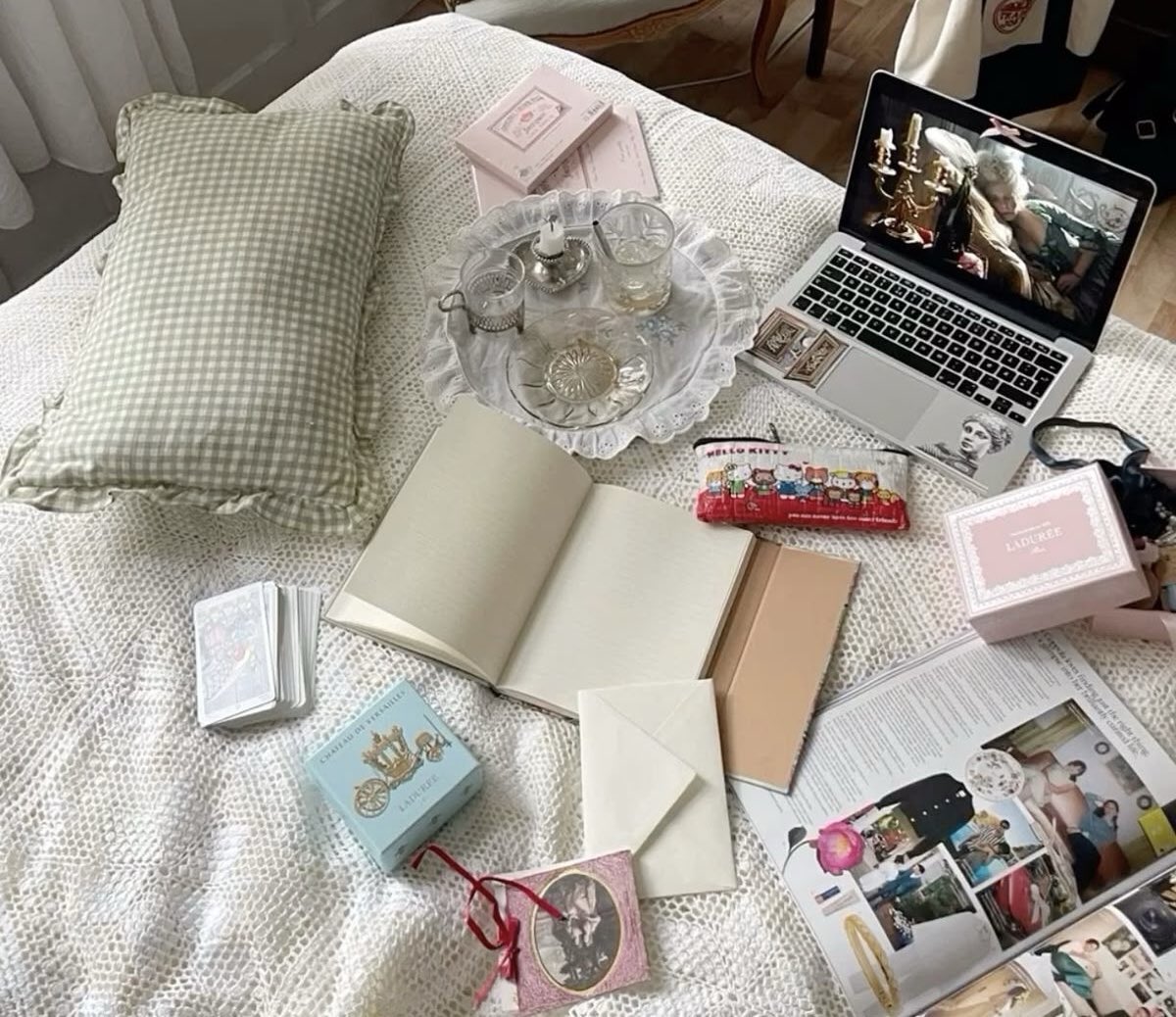 in my own bubble 💭 📖 ☕️ 📷