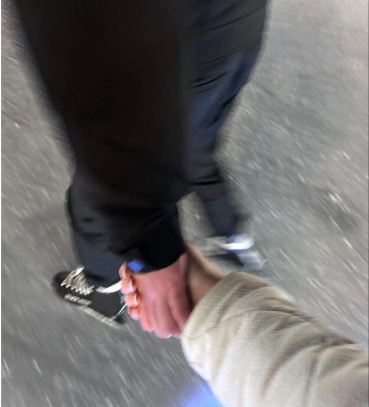 Пришли на поток. Вроде даже ещё никто ничего не сломал себе