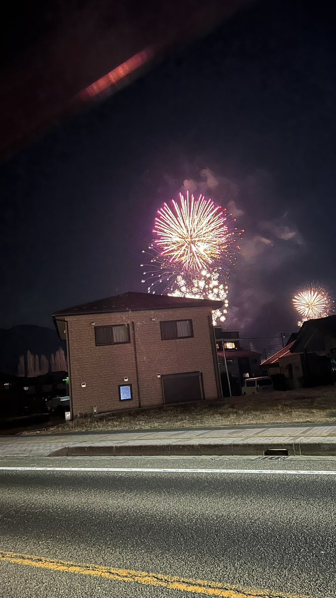 nelne810's tweet photo. 桃汁さんの卒業配信前に河口湖の冬花火行ってきましたー！綺麗だったので写真撮りました！まだいってない方いればぜひ
#ありがとナスほうとう組
#もも市民
#河口湖冬花火 https://t.co/fKgRNYMphr