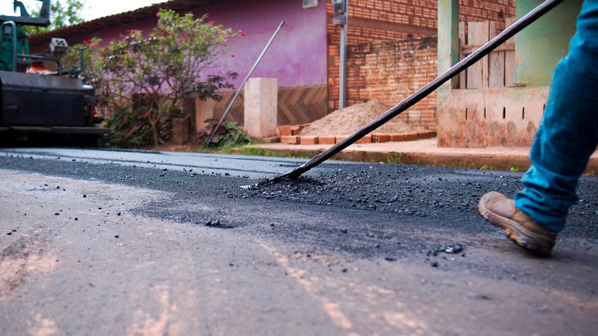 Asfalto segue caindo na estrada de Vitória dos Bragas. Trabalho inédito fortalecendo a reconstrução e o avanço da nossa Princesa da Baixada. Mais infraestrutura na Zona Rural de Pinheiro.