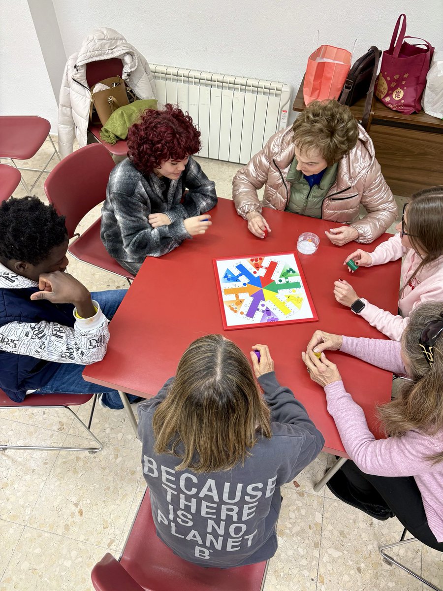 🎲💬 Tarde de juegos y charlas con las chicas y chicos acogidos en @lamercedmigraciones
Buen rollo, risas y comunidad 🤍
Esto continúa: nos vemos cada 15 días 🙌
#innovarconamor #lamercedmigraciones #mercedarios #ordendelamerced