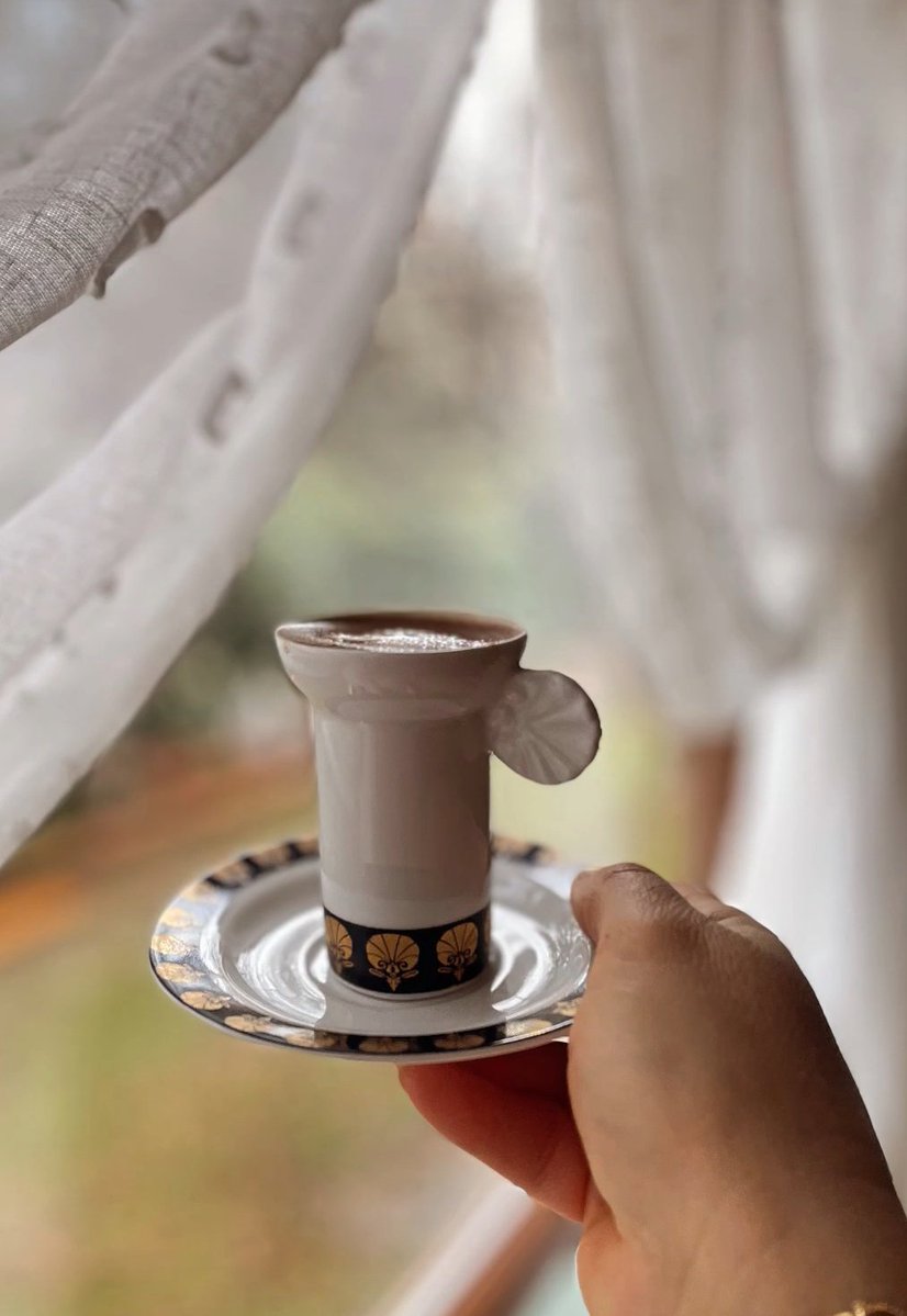 Anlaşılmak gibi bir derdimiz vardı.

 Ne zaman ki kendimizi anlatamadığımızı farkettik,

 işte o vakit susmalar, dostumuz oldu.