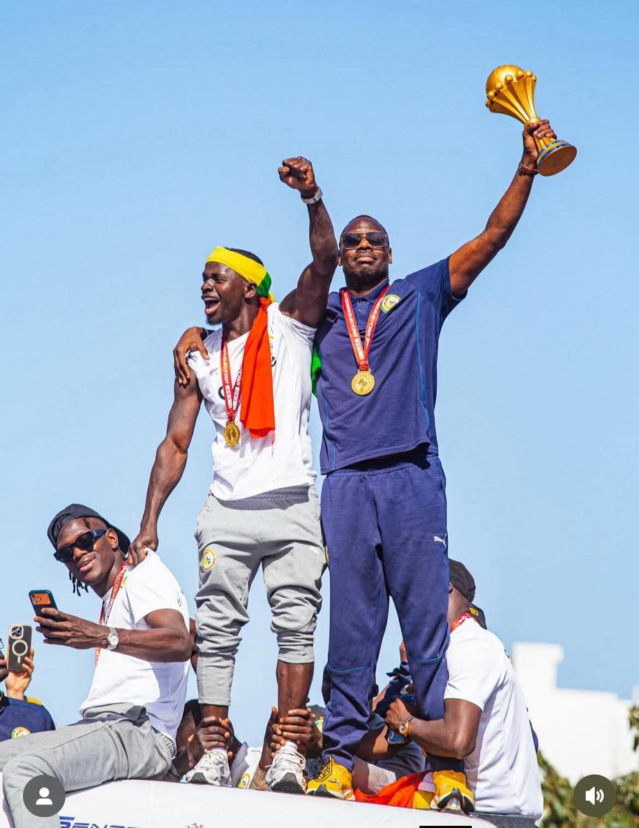 Sachachaw's tweet image. Ce que tu ne comprends pas, c’est qu’un symbole n’a pas besoin d’être parfait pour être puissant.
Un homme qui refuse l’injustice même dans un stade rappelle quelque chose que beaucoup oublient : la dignité ne se négocie pas ✊🏽⭐️⭐️🇸🇳🇸🇳
#Micdrop