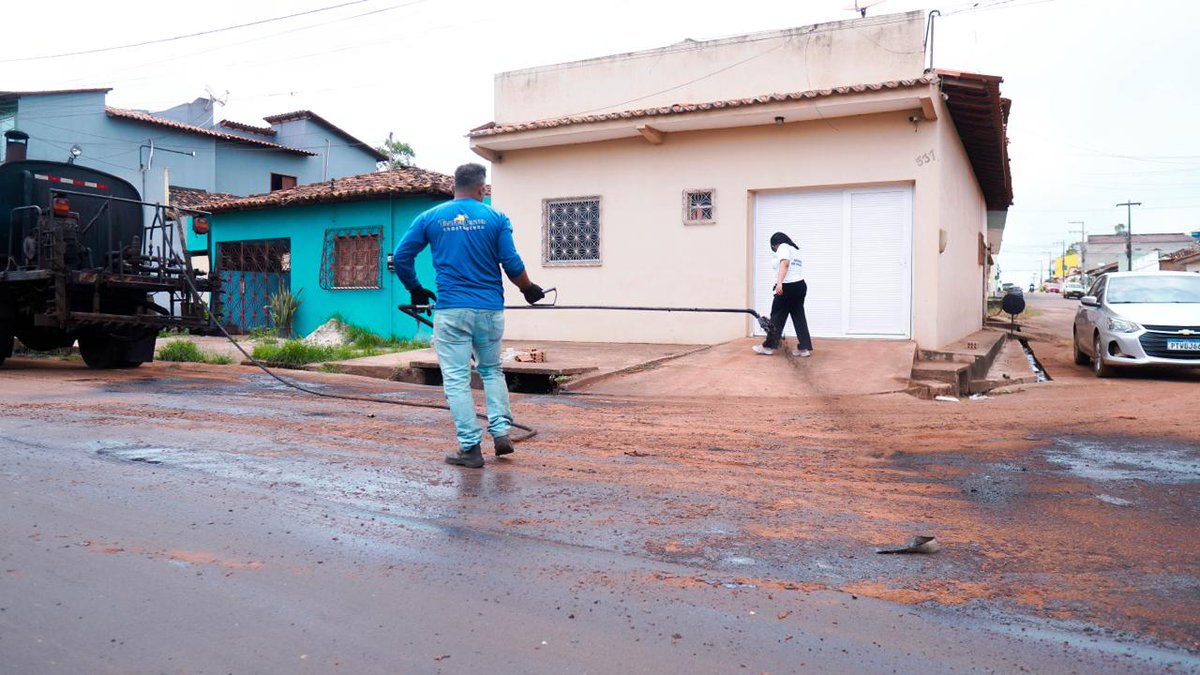 Olha só a Rua do Bombeiro ficando só o brinco com o asfalto caindo. A reconstrução segue avançando e garantindo mais qualidade de vida aos pinheirenses.