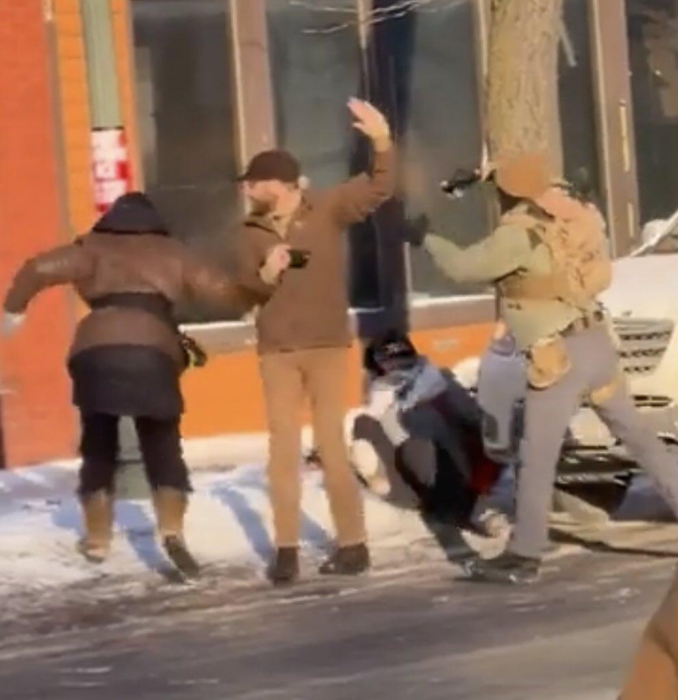 ZuritaCarpio's tweet image. Alex Pretti no sacó ningún arma. Solo grababa mientras defendía a alguien. Los de #ICE lo asesinaron brutalmente en el suelo con 10 disparos.