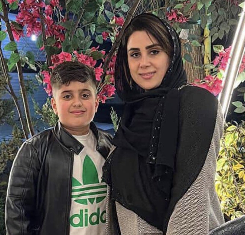 Sssccpp's tweet image. پسر نازنین‌اش خواسته نام مادرش را رسانه‌ای کنیم. به قلب مادرش ۱۸ دی در رشت شلیک کردند 🖤
#مونا_اسمی
#IranMassacre