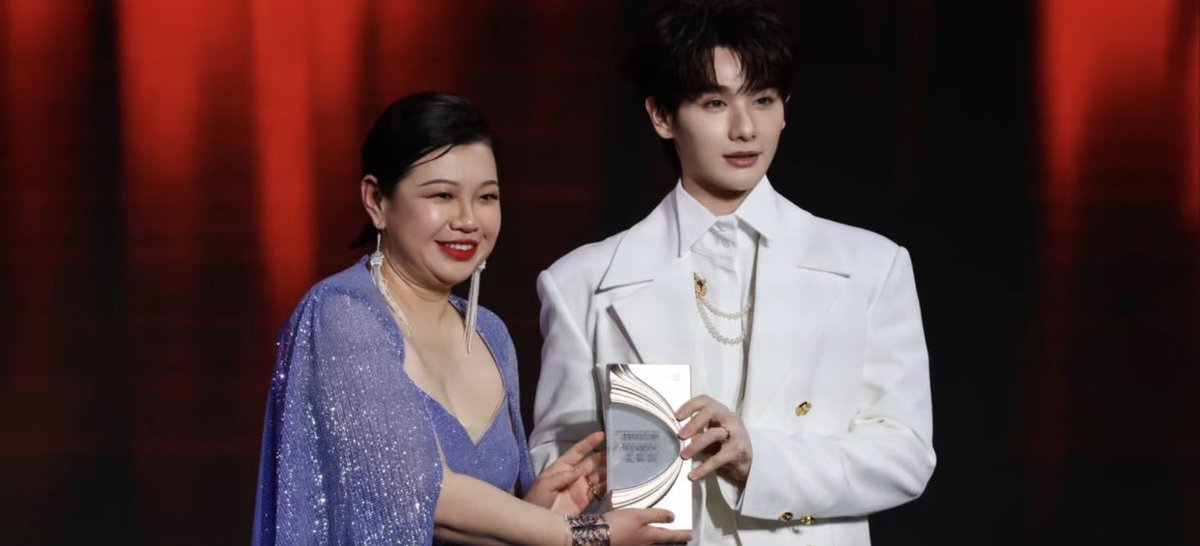 Ninnie9n's tweet image. ท่านที่ไปต้อนรับน้องและพาเข้างาน จนถึงมอบรางวัลให้น้องท่านนี้คือ คุณ สือ ลู่ (石璐) เป็นบุคคลสำคัญในแวดวงสื่อแฟชั่นของจีน มีตำแหน่งเป็นผู้จัดการทั่วไป (General Manager) และ ผู้อำนวยการผลิต/ผู้จัดพิมพ์ (Publisher) ของนิตยสาร Rayli Fashion &amp;amp; Beauty (瑞丽服饰美容) 🥰

#นายท่านกรชิต