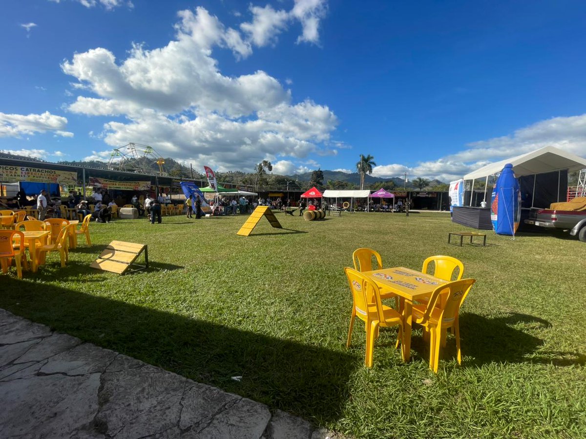 FFAAHN's tweet photo. #OperacionesPMOP||
La @PMOPHN, a través del Primer Batallón Canino, realizó una presentación de destrezas y habilidades caninas en las instalaciones de la Asociación de Agricultores y Ganaderos de Oriente #ADAGO, en la ciudad de Danlí, El Paraíso, en el marco de la feria patronal.
Durante la actividad, los binomios caninos demostraron sus capacidades operativas y de obediencia, promoviendo la convivencia, confianza ciudadana y el acercamiento con la población.
#FuerzasArmadasHN