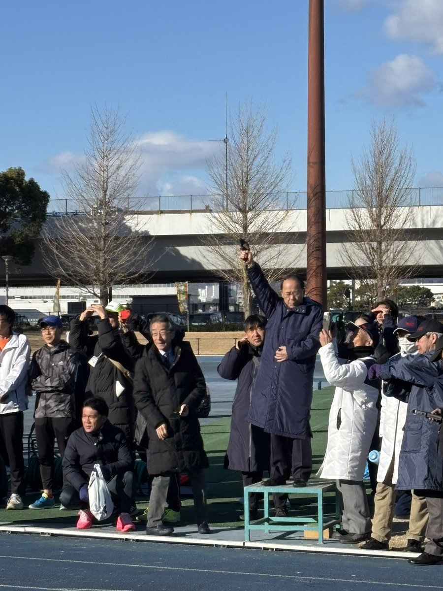 本日は海老名市民駅伝大会。

朝の寒風を切り裂き、選手たちが元気にスタートしていきました！

現在トップは海老名高校。
体幹の安定したブレないフォームに、日頃の鍛錬が垣間見えます。沿道の応援と笑顔の連鎖に、地域コミュニティの心地よさを改めて痛感しました。