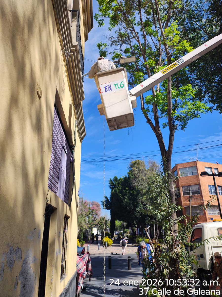 AlessandraRdlv's tweet photo. En Galeana #33 y #40, entre Violeta y Pedro Moreno, acudimos de inmediato para instalar 2 luminarias LED peatonales, utilizando:
🔹 2 luminarias LED
🔹 2 ménsulas
🔹 2 fotoceldas 220 V
🔹 Cable dúplex #12

Nos lo pidieron anoche durante la Brigada Nocturna y hoy ya es una realidad.
Cuando la gente pide, respondemos.

La Cuauhtémoc brilla y se cuida de día y de noche.