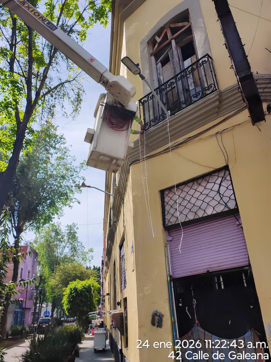 AlessandraRdlv's tweet photo. En Galeana #33 y #40, entre Violeta y Pedro Moreno, acudimos de inmediato para instalar 2 luminarias LED peatonales, utilizando:
🔹 2 luminarias LED
🔹 2 ménsulas
🔹 2 fotoceldas 220 V
🔹 Cable dúplex #12

Nos lo pidieron anoche durante la Brigada Nocturna y hoy ya es una realidad.
Cuando la gente pide, respondemos.

La Cuauhtémoc brilla y se cuida de día y de noche.