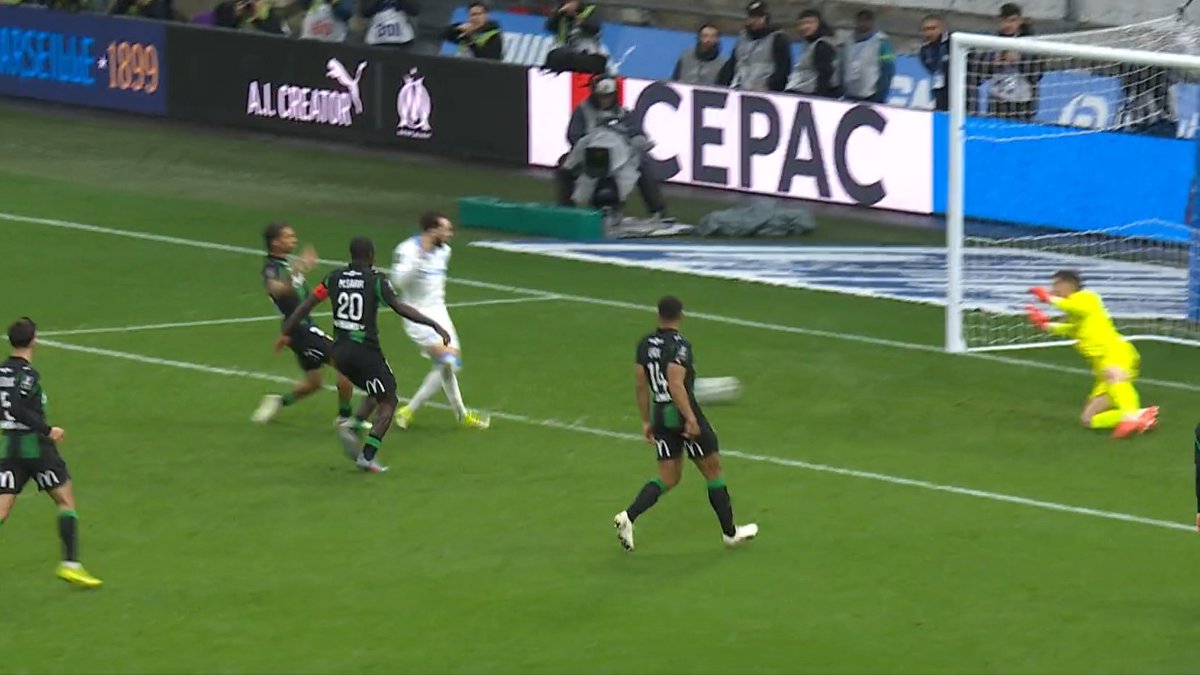 RMCsport's tweet photo. Gouiri inscrit le 3ème but et assure sûrement la victoire aux Olympiens. L'OM mène 3-0 face à Lens à 15 minutes de la fin du match.
https://t.co/Xs71pJF0oc https://t.co/5U6wQ3SZt0