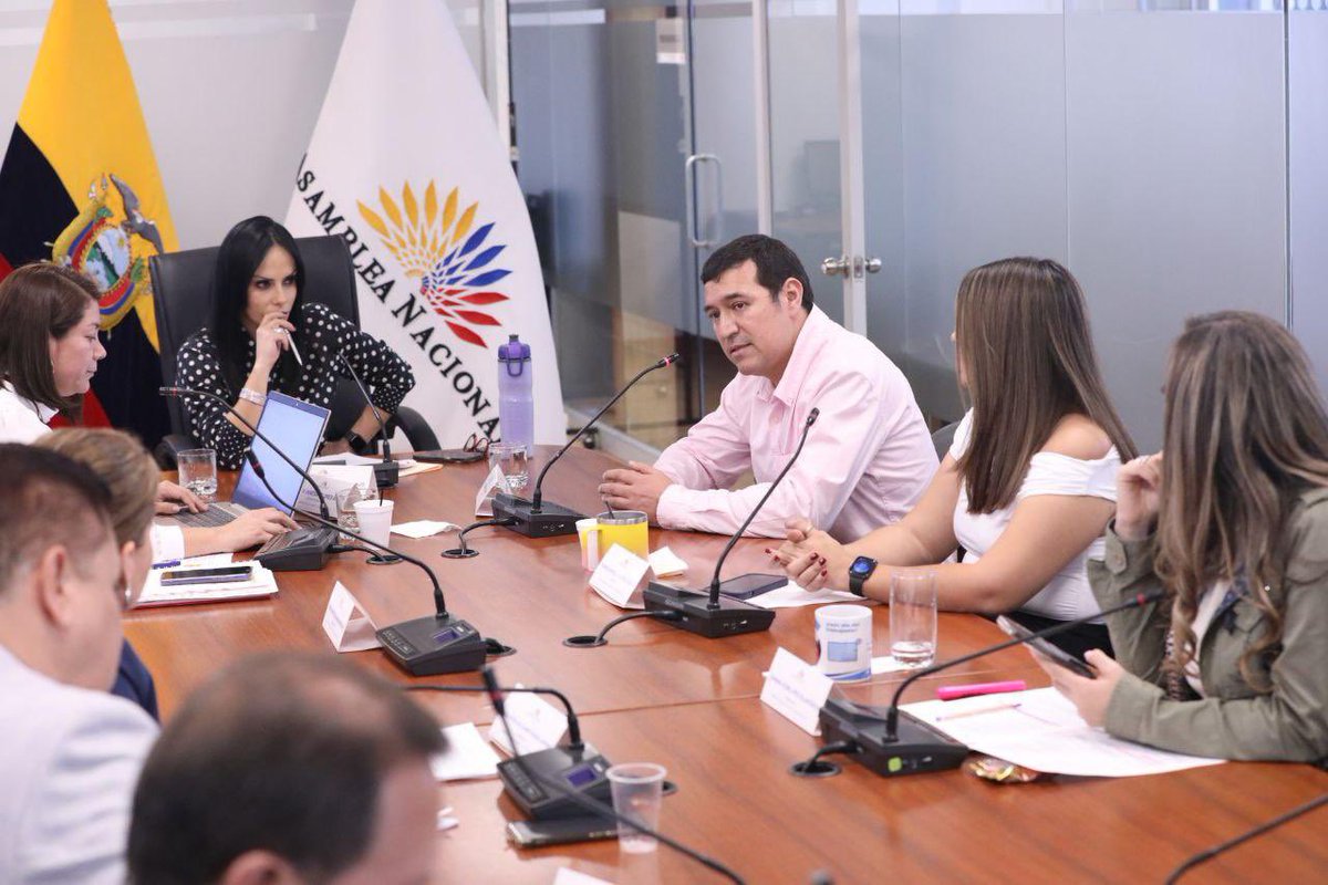 gioriofrio's tweet photo. Los políticos deben ser mejores personas, mirar de frente la realidad de nuestro país y entender que su rol no es servirse del poder, sino servir a la gente. Legislar no es un juego de intereses, es una responsabilidad humana. https://t.co/jGWWGXwOiA