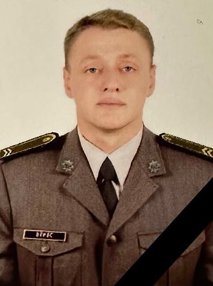 pogrebeckij's tweet photo. Роман Верес:
В нашій родині непоправне горе,
Загинув наш улюблений єдиний син Верес Євгеній Романович народився 10 жовтня 1998 року в селищі Борова, Фастівського району.
Здобув середню освіту у 2014 році у Борівській загальноосвітній школі |-||| ступенів. У 2017 році закінчив Вище комерційне училище Київського національного торгівельно-економічного університету та здобув професію «кухаря».
До 2019 року працював за спеціальністю.
У 21 рік (2019го) за власним бажанням прийнятий на військову службу та відданий Військовій присязі на вірність українському народу. Пройшов навчання та отримав звання молодшого сержанта.
З перших днів повномасштабного вторгнення боронив Батьківщину на посаді командира міномету відділення вогневої підтримки.
Багаторазово був відзначений нагородами.
Мужньо виконавши військовий обовʼязок в бою за Україну, її свободу та незалежність, загинув у віці 27 років 20 січня 2026 року на Донеччині.
У глибокій скорботі залишилися мати, батько, три молодші сестри, кохана дівчина та велика любляча родина, друзі.