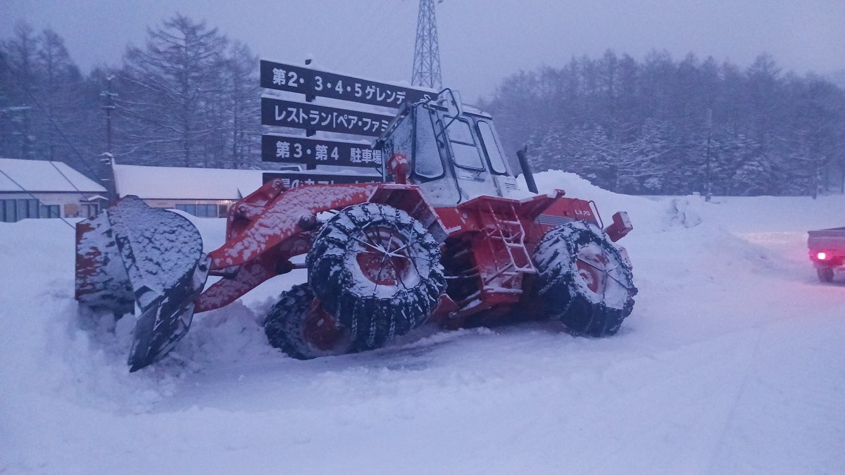 info_yunomaru's tweet photo. 今朝の積雪15cmでした。
県道から第3・第4駐車場の上がる三差路に車一台落しました。お気をつけて通行ください。
ごめんなさい。
＃湯の丸 https://t.co/LLEXl8oe4c