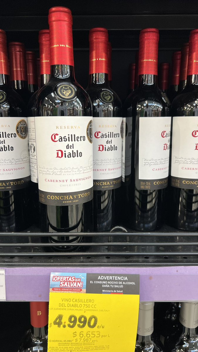 福利来了，智利的葡萄酒是出了名的物美价廉。 各位对照一下当前汇率1美元对870比索，这个葡萄酒价格就真的够实惠了。 照片里拿着红酒的那个女人是我老婆。