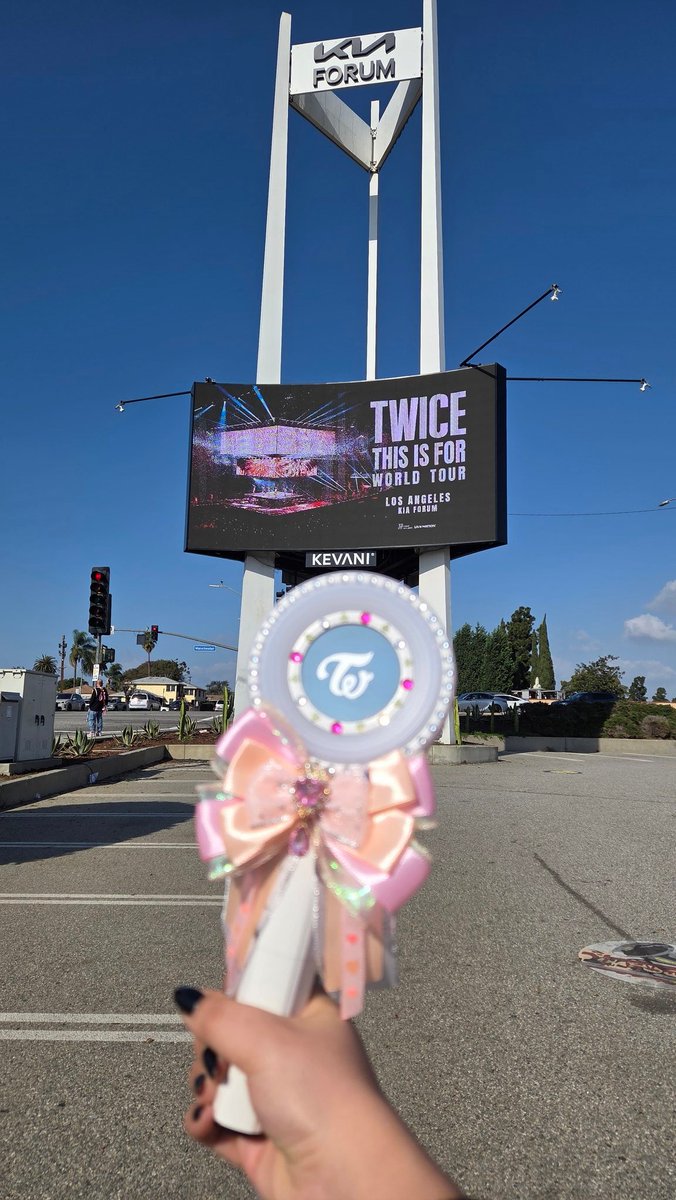 Sproutie is seeing EXO! tweet media